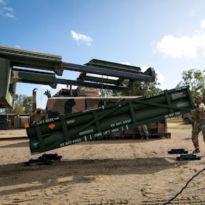 Das taktische Raketensystem der Armee (ATACMS) wird für die Verladung auf das High Mobility Artillery Rocket System (HIMARS) vorbereitet.&nbsp;