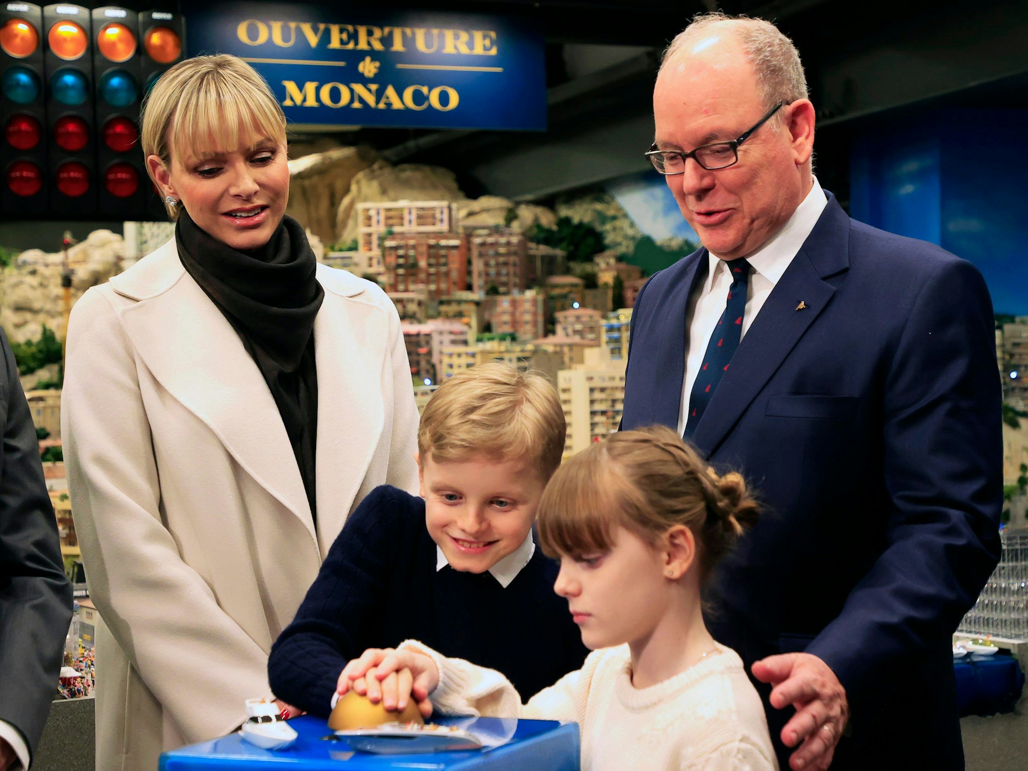 Fürst Albert II., Fürstin Charlène und die beiden Zwillinge Gabriella und Jacques während der Eröffnung der Monaco-Welt im Miniatur Wunderland.