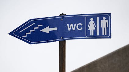 Auf einem Schild werden öffentliche Toiletten ausgewiesen.&nbsp;