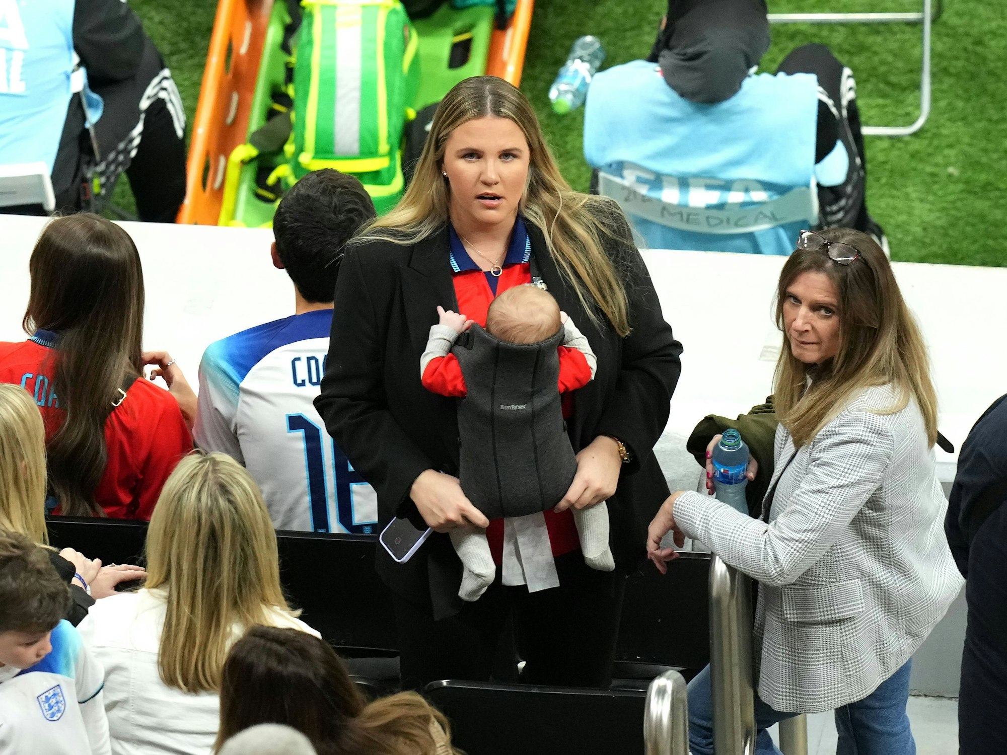 Lauren Fryer bei der WM 2022 mit ihren Sohn auf der Tribüne.