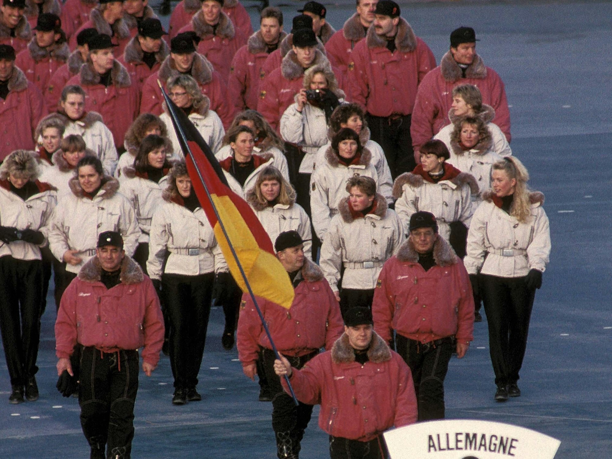 Einmarsch der deutschen Olympiamannschaft mit Fahnenträger Wolfgang Hoppe.