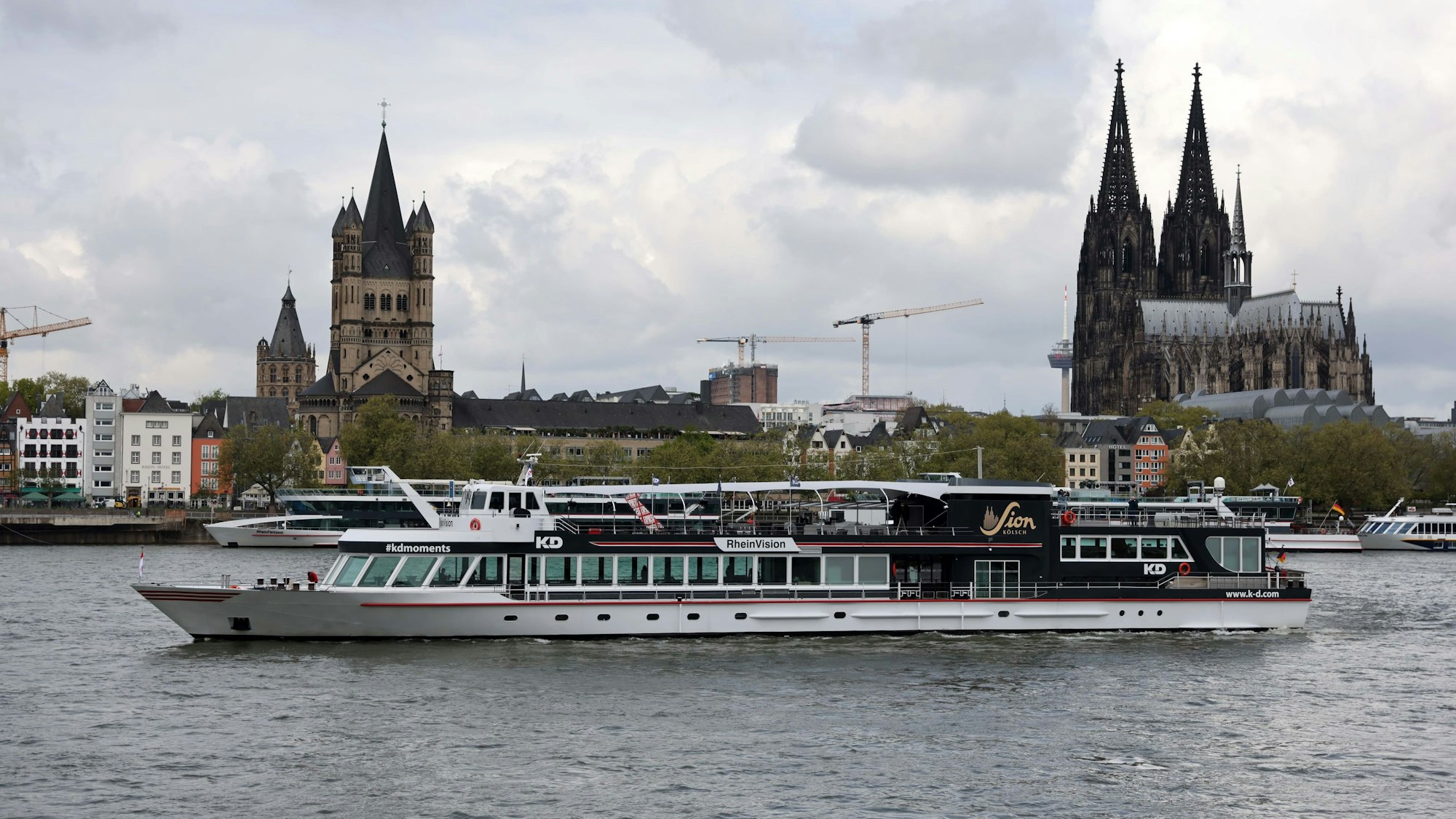 Komplett saniert: Aus der MS Loreley ist die MS Rhein-Vision geworden, die Überholung des Schiffs hat rund 1,3 Millionen Euro gekostet. Zu sehen ist das Schiff vor dem Kölner Altstadt-Panorama.