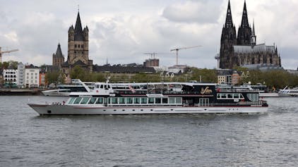 Komplett saniert: Aus der MS Loreley ist die MS Rhein-Vision geworden, die Überholung des Schiffs hat rund 1,3 Millionen Euro gekostet. Zu sehen ist das Schiff vor dem Kölner Altstadt-Panorama.&nbsp;