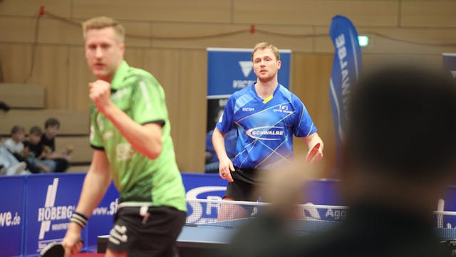 Der Bremer Mattias Falck reckt im Vordergrund die Siegerfaust, während im Hintergrund ein frustrierter Benedikt Duda zu sehen ist.