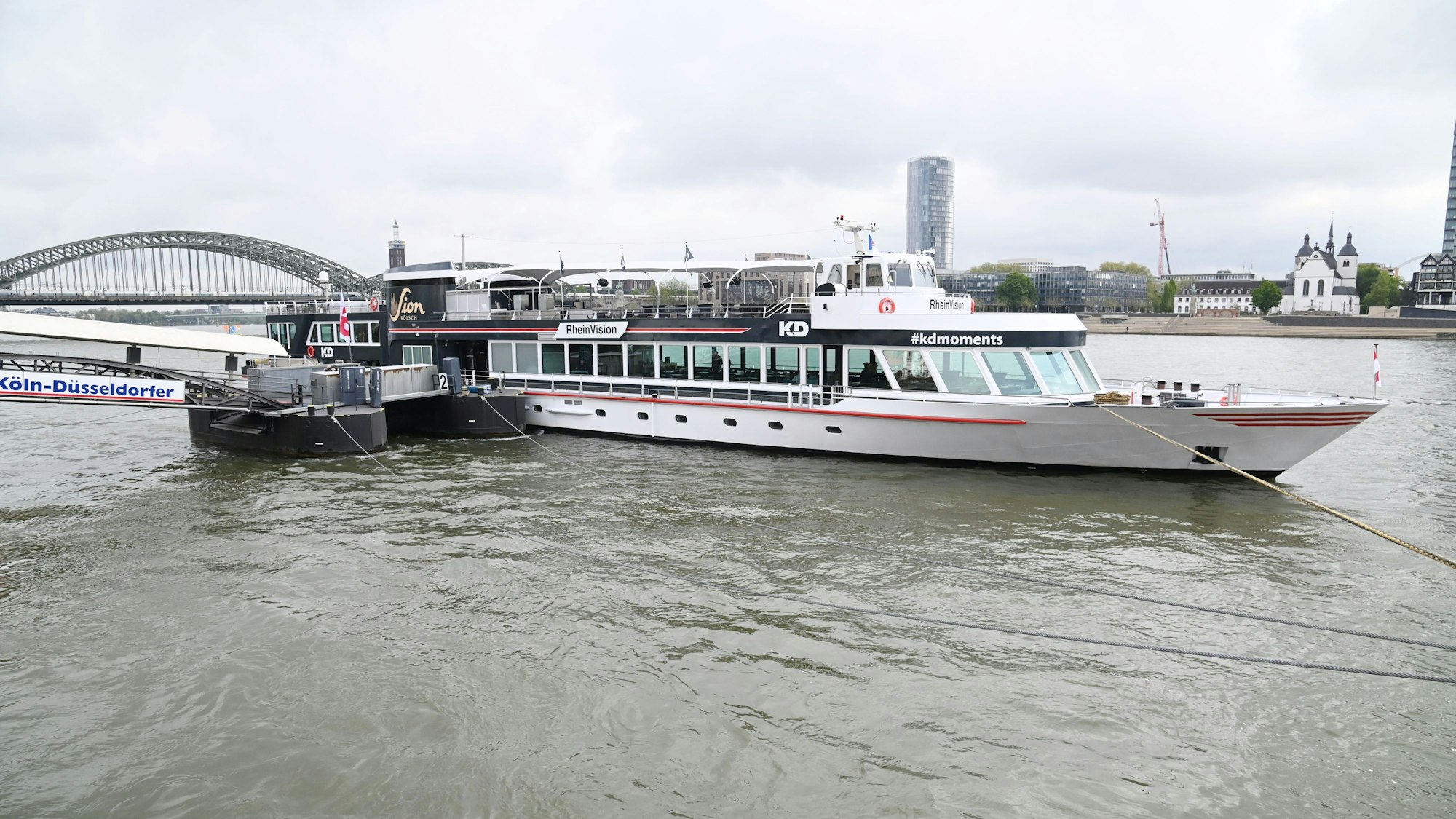Die Köln-Düsseldorfer fährt auf dem Rhein.