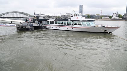 Die Köln-Düsseldorfer fährt auf dem Rhein.
