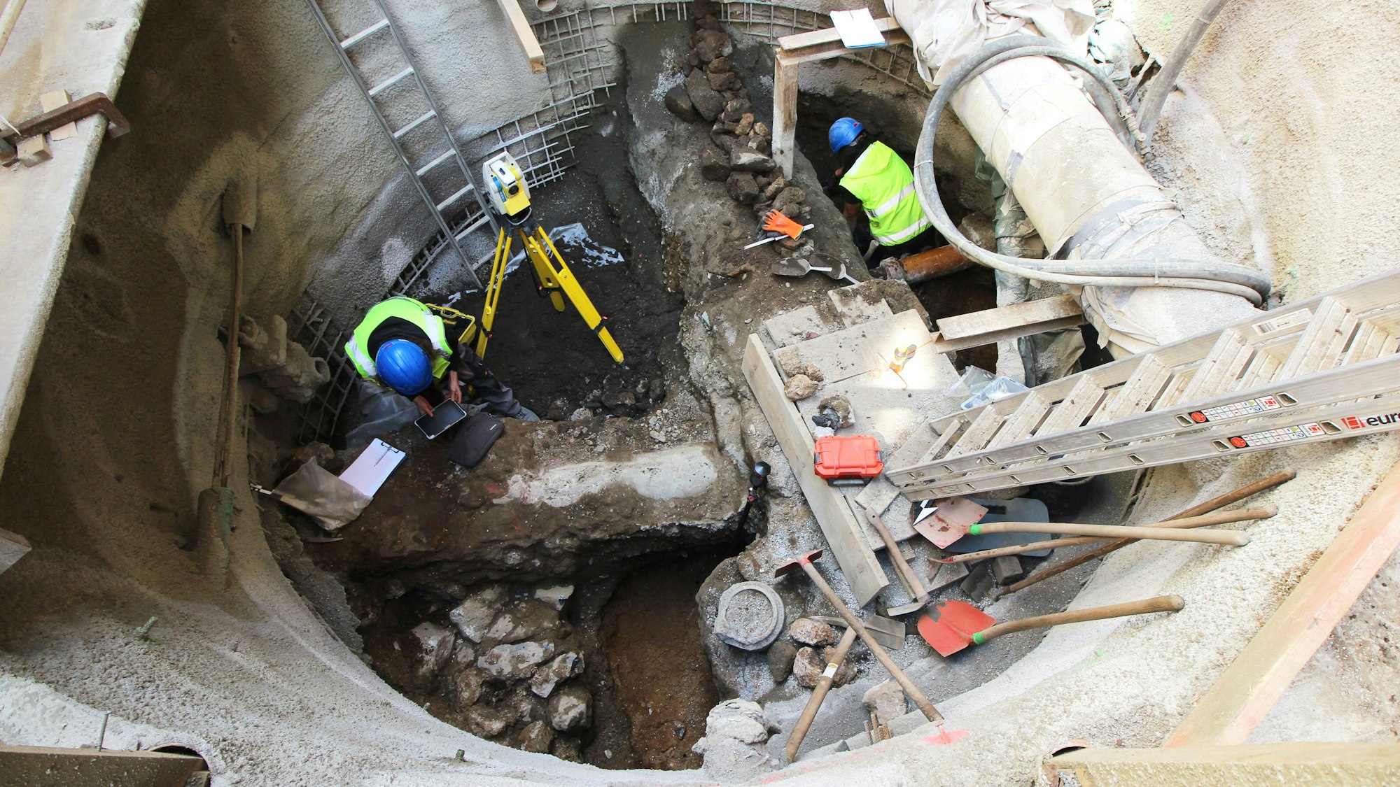Das Archäologen-Team arbeitetet in den offenen Baugruben, um die antiken Funde zu bergen und zu untersuchen.