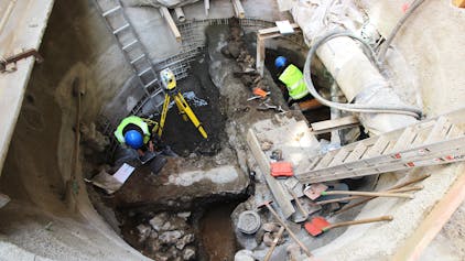 Das Archäologen-Team arbeitetet in den offenen Baugruben, um die antiken Funde zu bergen und zu untersuchen.