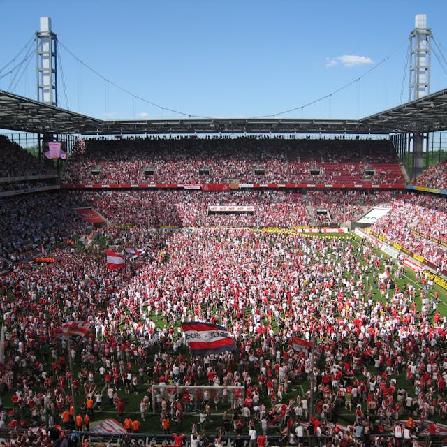 Das Spielfeld des Rhein-Energie-Stadions in Köln ist von feiernden Fans des 1. FC Köln aus Begeisterung gestürmt worden.