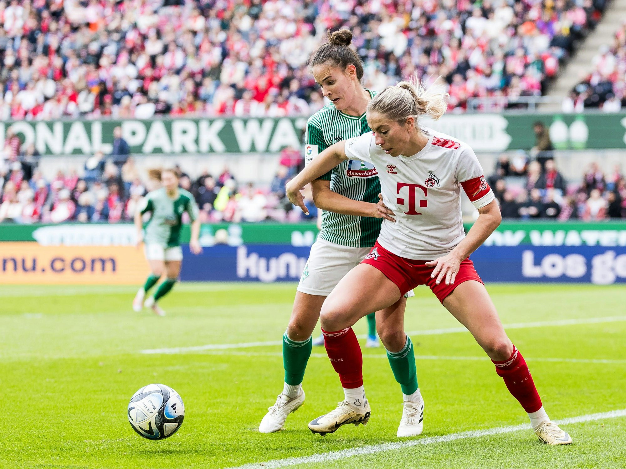 Kölns Sharon Beck behauptet den Ball gegen Bremens Hanna Nemeth.