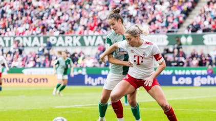 Kölns Sharon Beck behauptet den Ball gegen Bremens Hanna Nemeth.