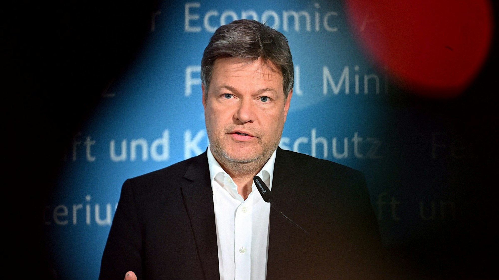 Bundeswirtschaftsminister und Vizekanzler Robert Habeck (Grüne) antwortet bei einer Pressekonferenz Journalisten von einem Rednerpult aus.