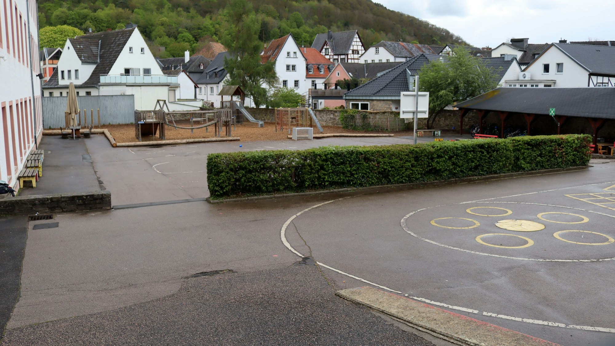 Das Bild zeigt den Schulhof der Grundschule Bad Münstereifel von der Heisterbacher Straße aus.