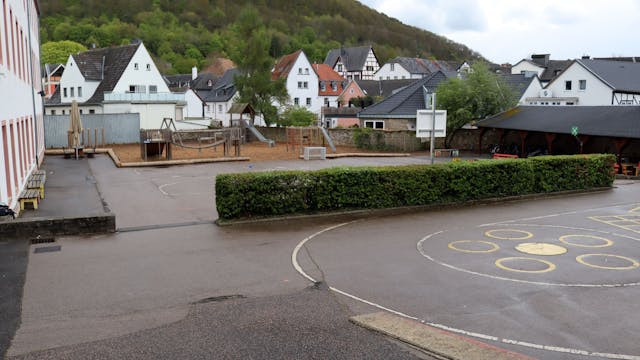 Das Bild zeigt den Schulhof der Grundschule Bad Münstereifel von der Heisterbacher Straße aus.
