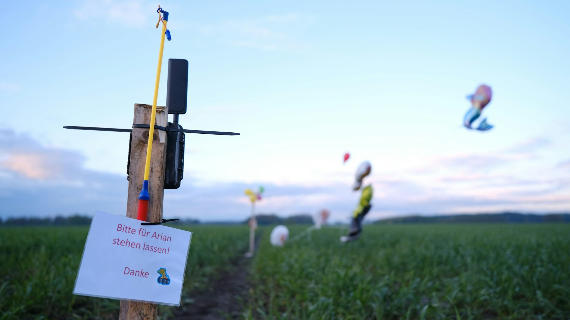 Ballons, Süßigkeiten und eine Wildkamera stehen auf einem Feld bei Bremervörde. Von einem vermissten sechs Jahre alten Jungen aus dem niedersächsischen Bremervörde fehlt noch immer jede Spur.