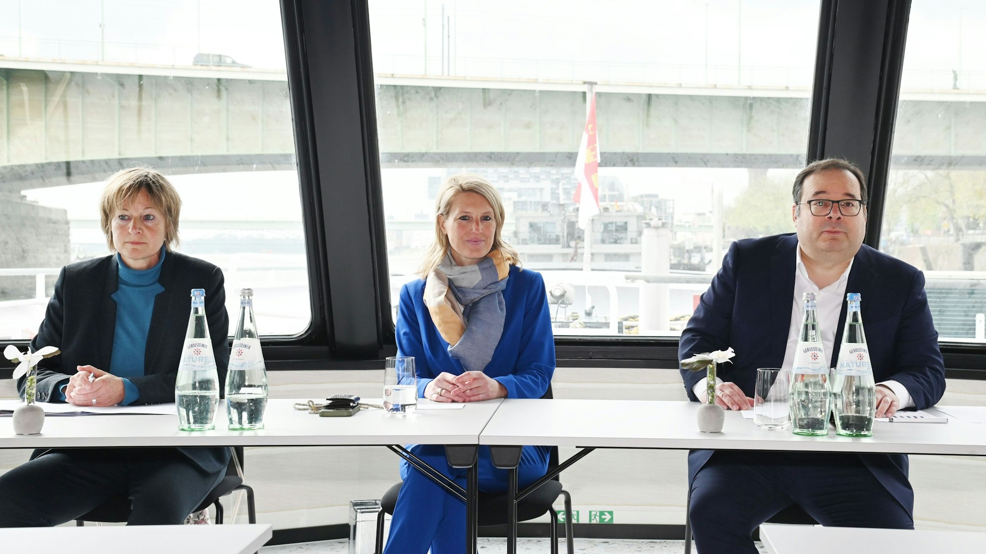 Nicole Becker, Nina Luig, Thomas Günther (von links) an Bord der MS RheinVision.