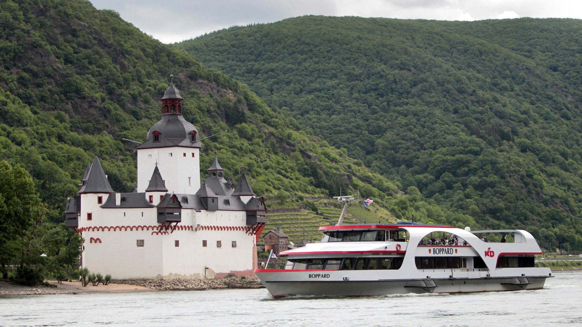 Nostalgischer Mittelrhein: Ein Schiff passiert die Burg Pfalzgrafenstein auf der Insel Falkenau im Rhein zwischen Oberwesel und Kaub (Rheinland-Pfalz).