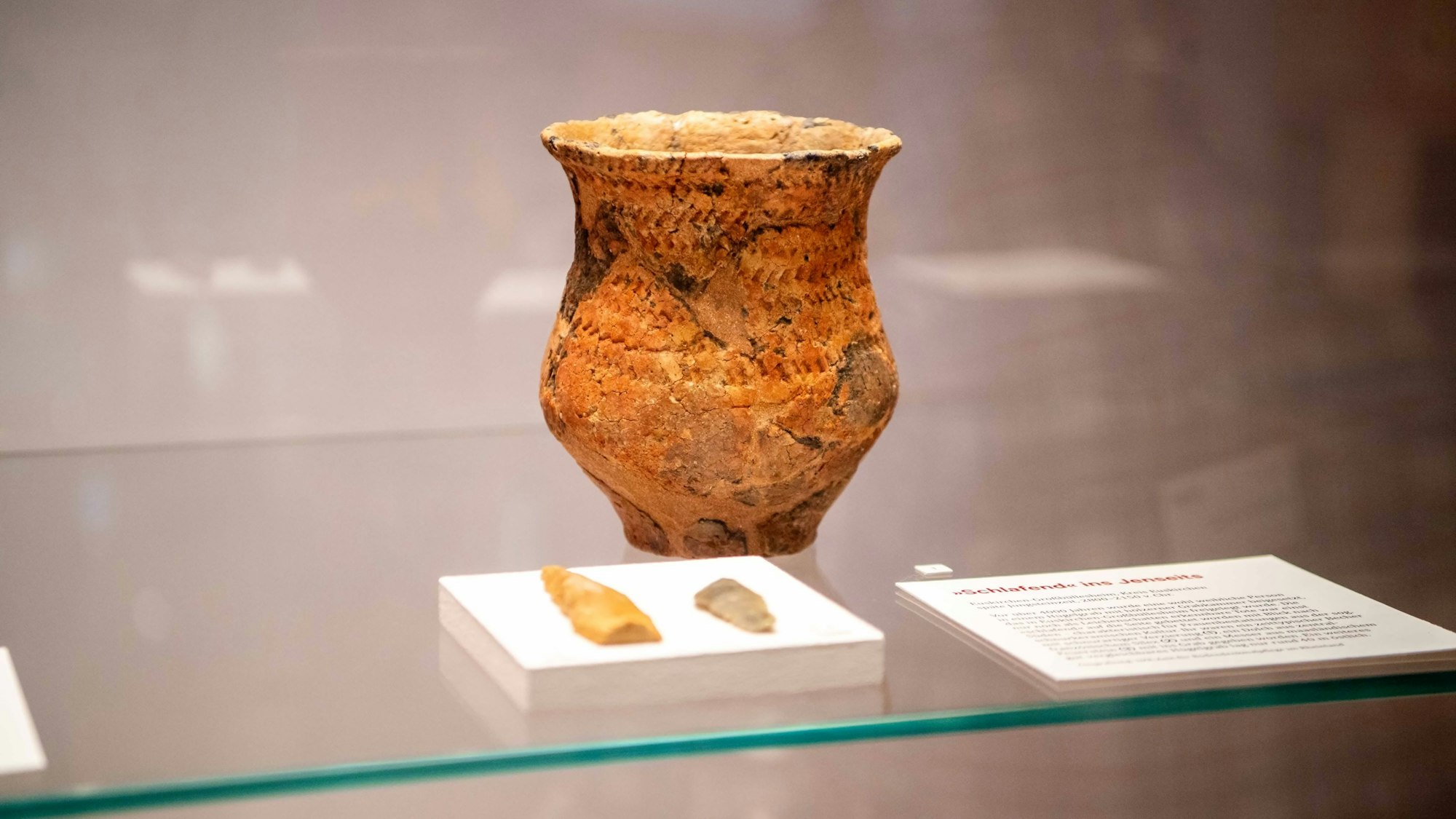 Das Bild zeigt einen etwa 4000 Jahre alten Becher, der bei Grabungen bei Großbüllesheim gefunden worden war.