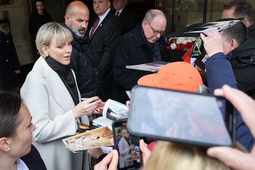 Charlene Lynette Grimaldi, Fürstin von Monaco, und Albert II. Fürst von Monaco (r) kommen am Hotel Vier Jahreszeiten an und geben Autogramme.