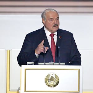 Belarus, Minsk: Der belarussische Präsident Alexander Lukaschenko hält eine Rede während der Gesamtbelarussischen Volksversammlung.