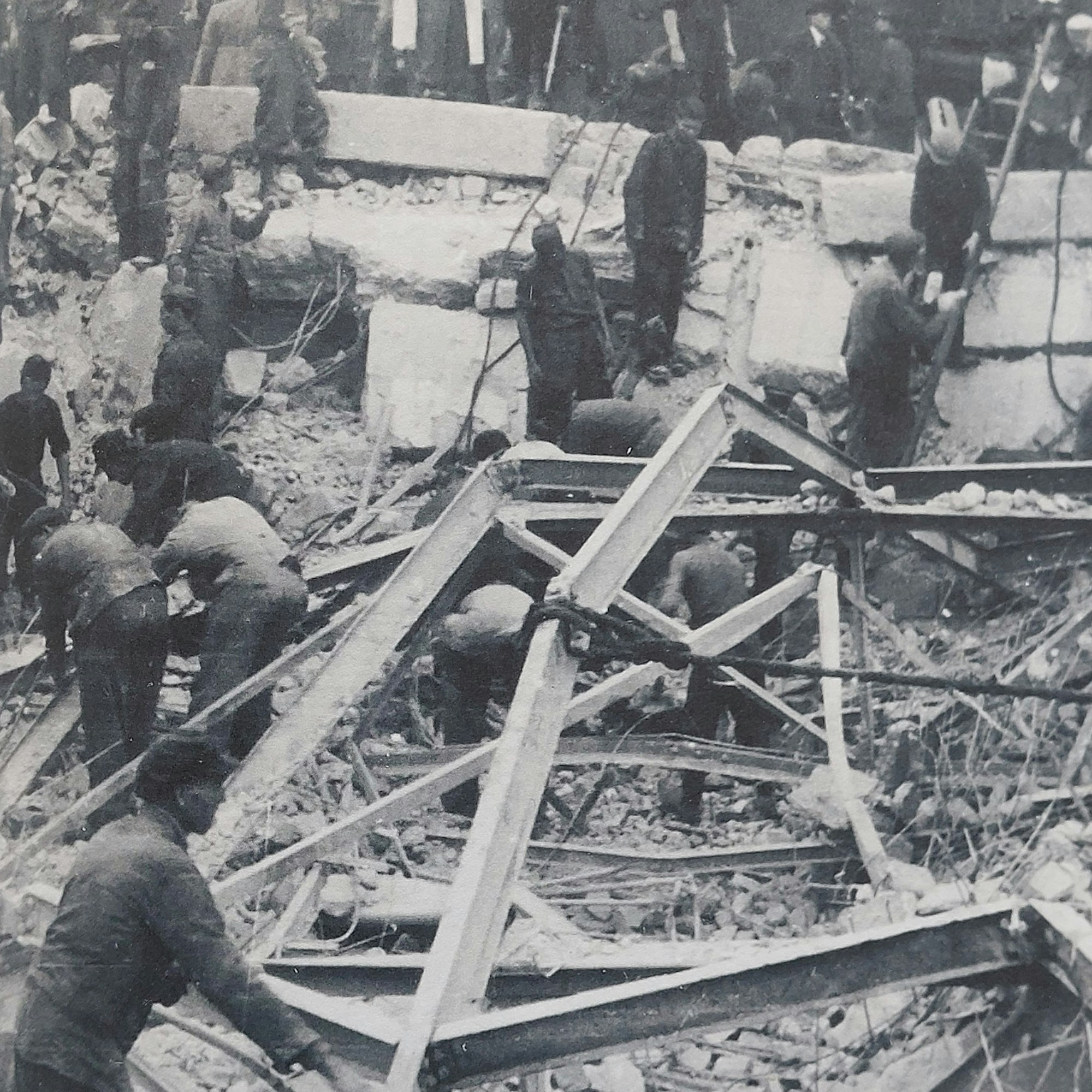 Historisches Bild nach einem Bombenangriff.