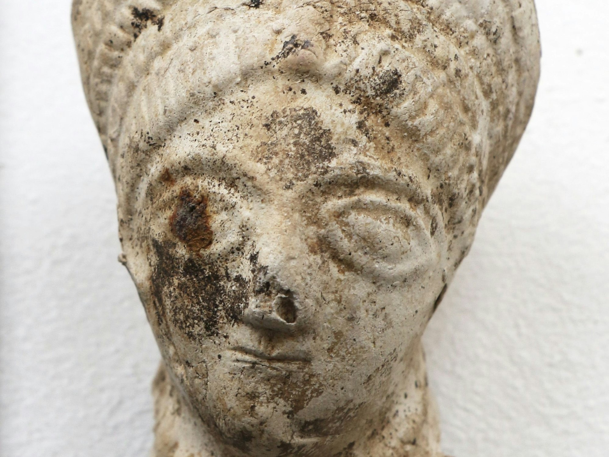 Der Kopf der römische Terrakottafigur aus dem 2. Jahrhundert