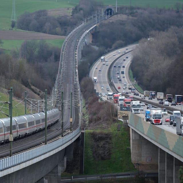 Ein ICE der Deutschen Bahn fährt auf der Strecke Köln Frankfurt in Richtung Frankfurt/Main neben der Autobahn A3 über die Wiedttalbrücke.&nbsp;