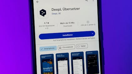 Die App DeepL Übersetzer im Play Store ist auf einem Google Pixel 8 Pro zu sehen.