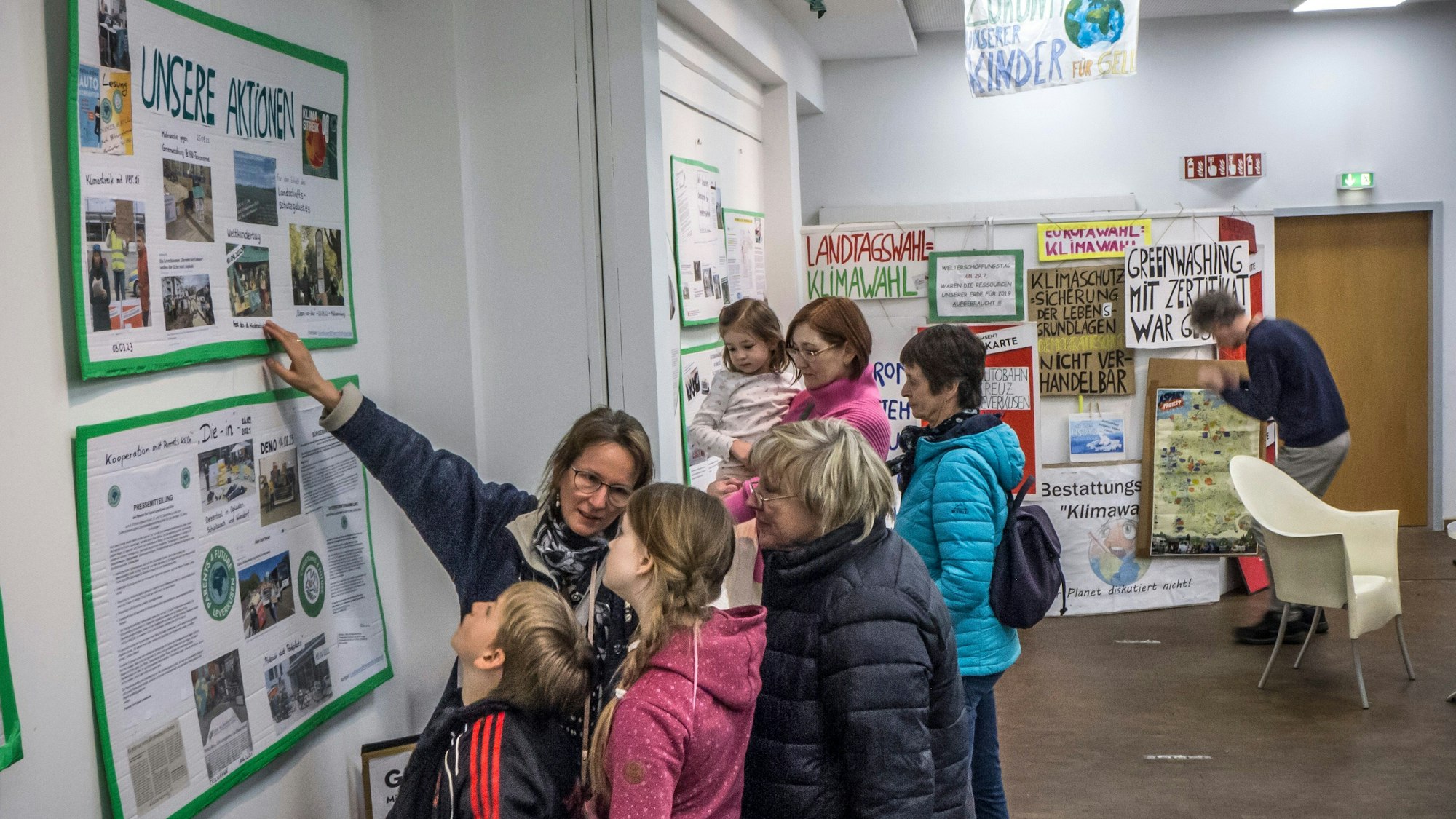 Parents for Future Ausstellung in der Leverkusener Stadtbücherei. Foto: Ralf Krieger