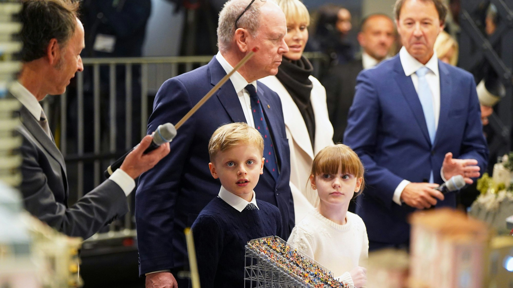 Fürst Albert II., Fürstin Charlène und die beiden Zwillinge Gabriella und Jacques während der Eröffnung der Monaco-Welt im Miniatur Wunderland.