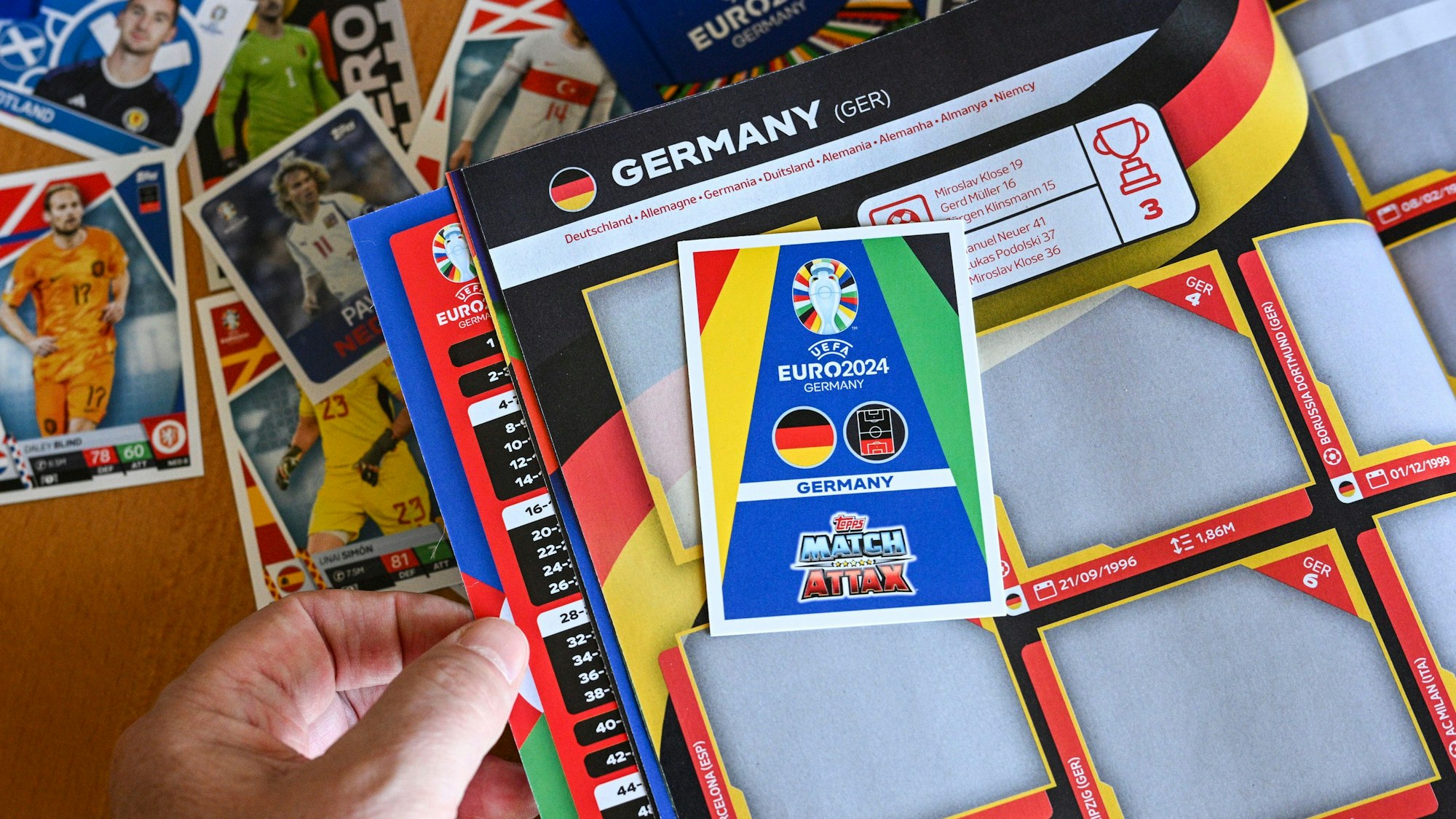 Eine Deutschland-Fahne ersetzt das offizielle DFB-Logo
