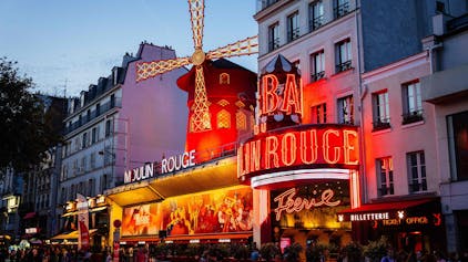 Touristen stehen vor dem Moulin Rouge, einem berühmten Kabarett und Theater in Paris. (Archivbild)