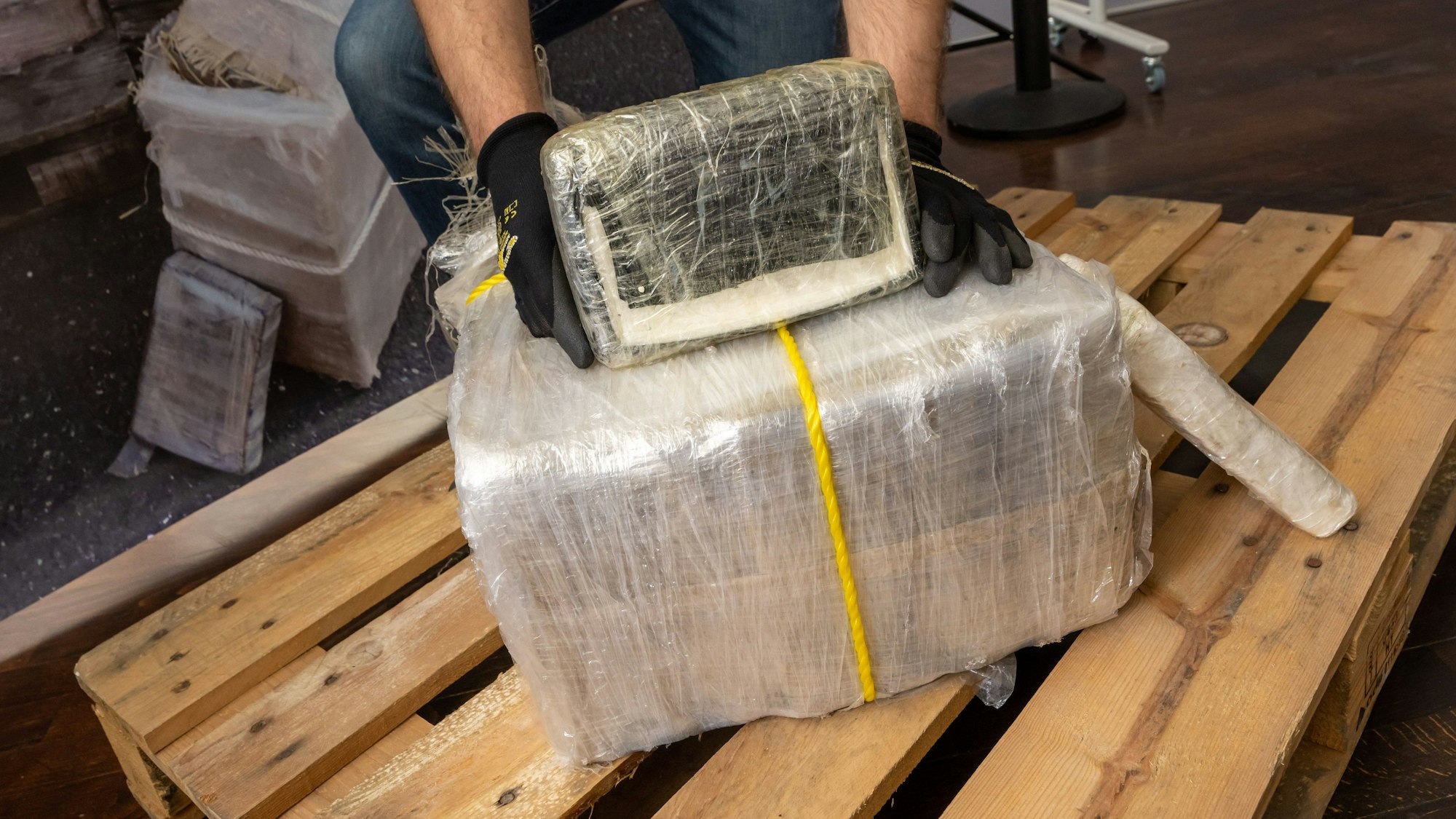 Ein Zollbeamter präsentiert sichergestelltes Kokain. (Archivbild)
