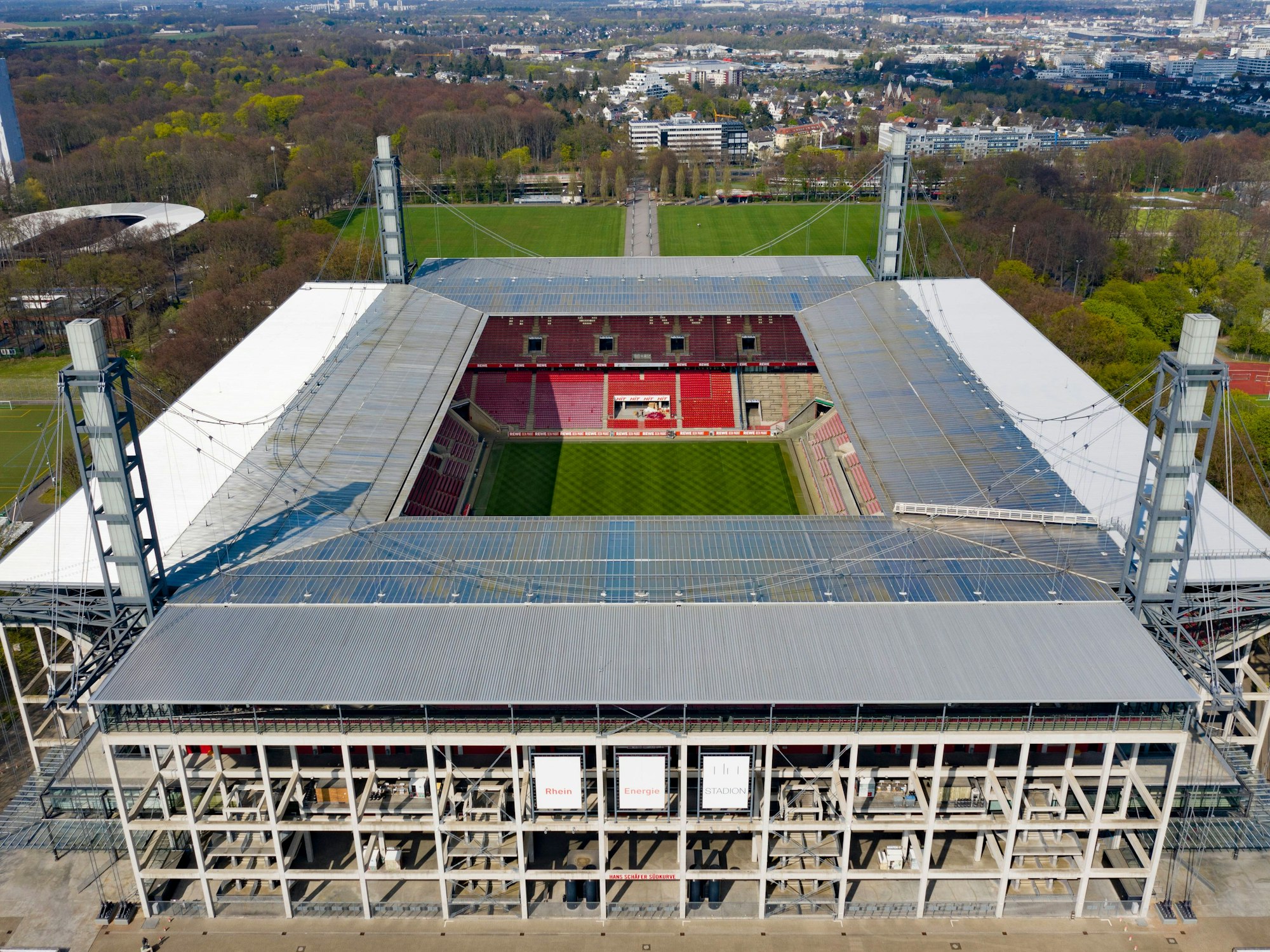 Das Kölner Stadion, Heimspielstätte des 1. FC Köln, von oben.