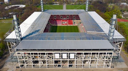 Das Kölner Stadion, Heimspielstätte des 1. FC Köln, von oben.