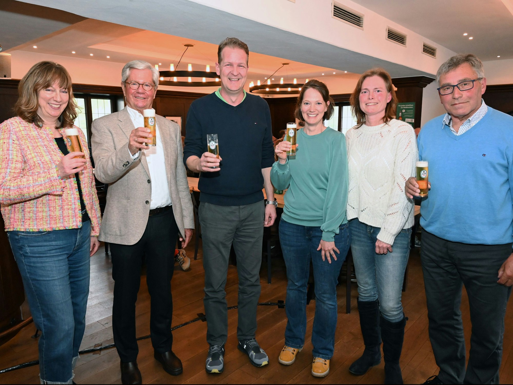 Nach der Siegerehrung stoßen Cordula von Wysocki (l.), Chefredakteurin der Kölnischen Rundschau, und Brauerei-Chef Dr. Axel Haas (2.v.l.) mit den Erstplatzierten an.