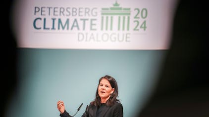 Außenministerin Annalena Baerbock (Bündnis 90/Die Grünen) spricht beim Petersberger Klimadialog zu den Teilnehmern.