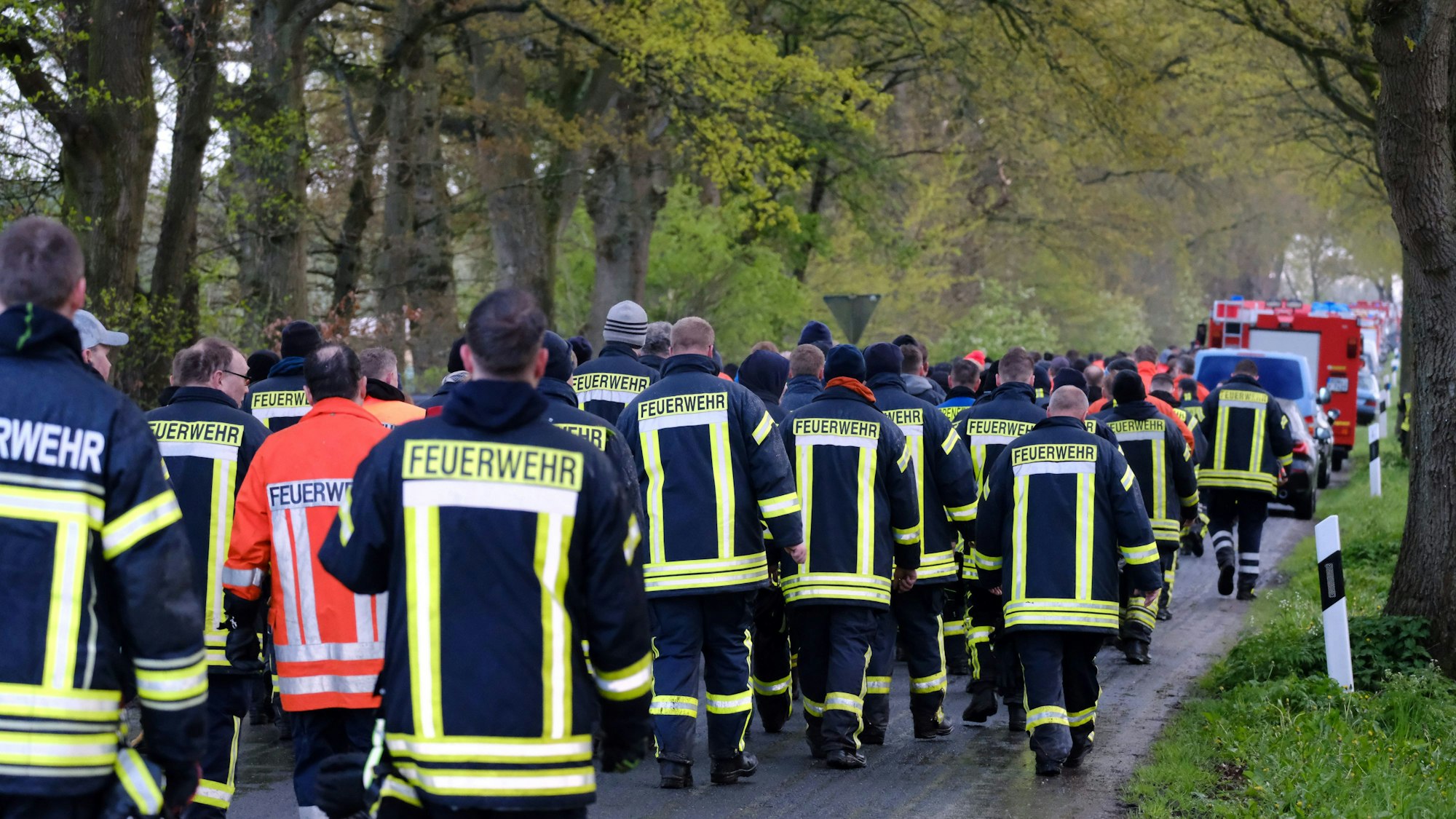 Feuerwehrleute laufen auf einer Straße bei Bremervörde. Von einem vermissten sechs Jahre alten Jungen aus dem niedersächsischen Bremervörde fehlt noch immer jede Spur.