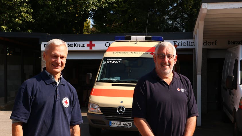 Bürgermeister Georg Ludwig und DRK-Geschäftsführer Rolf Braun vor der Unterkunft in Frielingsdorf.