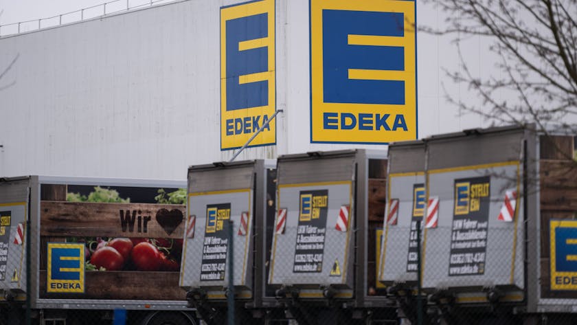 Vor einem Logistikzentrum der Handelskette Edeka stehen mehrere LKW. (Archivbild)