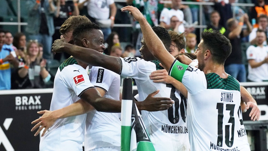 Borussia-Spieler jubeln an der Eckfahne.