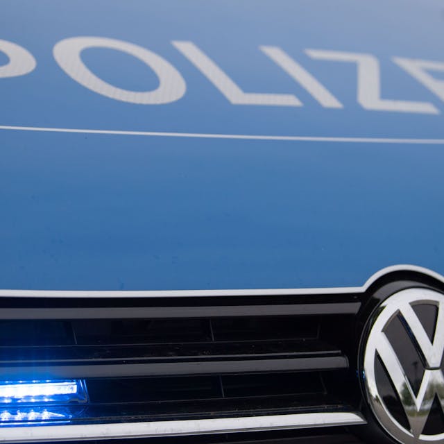 Ein Blaulicht leuchtet im Kühlergrill eines Polizeiautos.&nbsp;