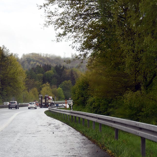 Blick auf die Autobahn: Hinter der Auffahrt auf die A4 in Engelskirchen, Fahrtrichtung Köln, soll die Lärmschutzwand entstehen.