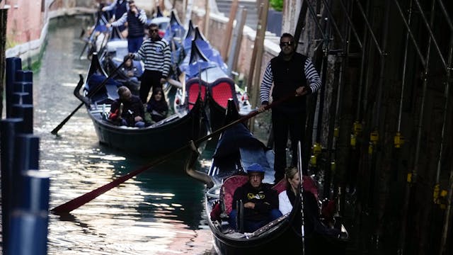 Ein Grund, warum jährlich Tausende Reisende nach Venedig kommen, sind die berühmten Gondelfahrten auf den Kanälen in der Lagunenstadt. (Symbolbild)