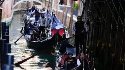 Ein Grund, warum jährlich Tausende Reisende nach Venedig kommen, sind die berühmten Gondelfahrten auf den Kanälen in der Lagunenstadt. (Symbolbild)