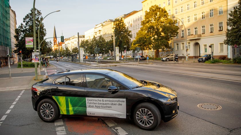 Ein Fahrzeug des Anbieters Uber, hier unterwegs in Berlin.