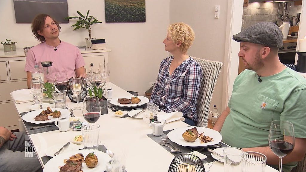 Sebastian (links) stellt den Gästen seinen übersichtlich angerichteten Hauptspeisenteller mit Rinderfilet, Pilzen und Fächerkartoffel vor.
 (Bild: RTL)