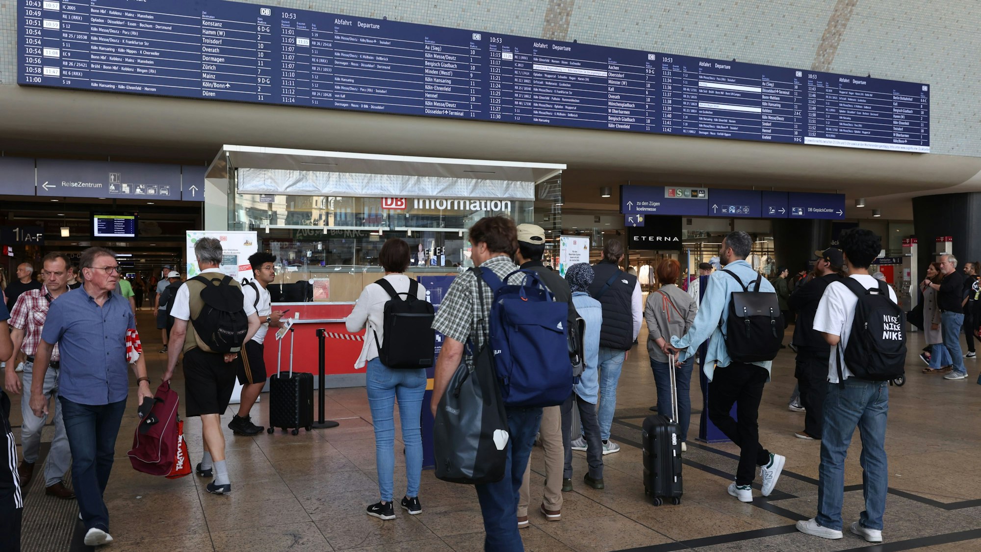 Reisende im Kölner Hauptbahnhof

