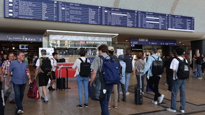 Reisende im Kölner Hauptbahnhof

