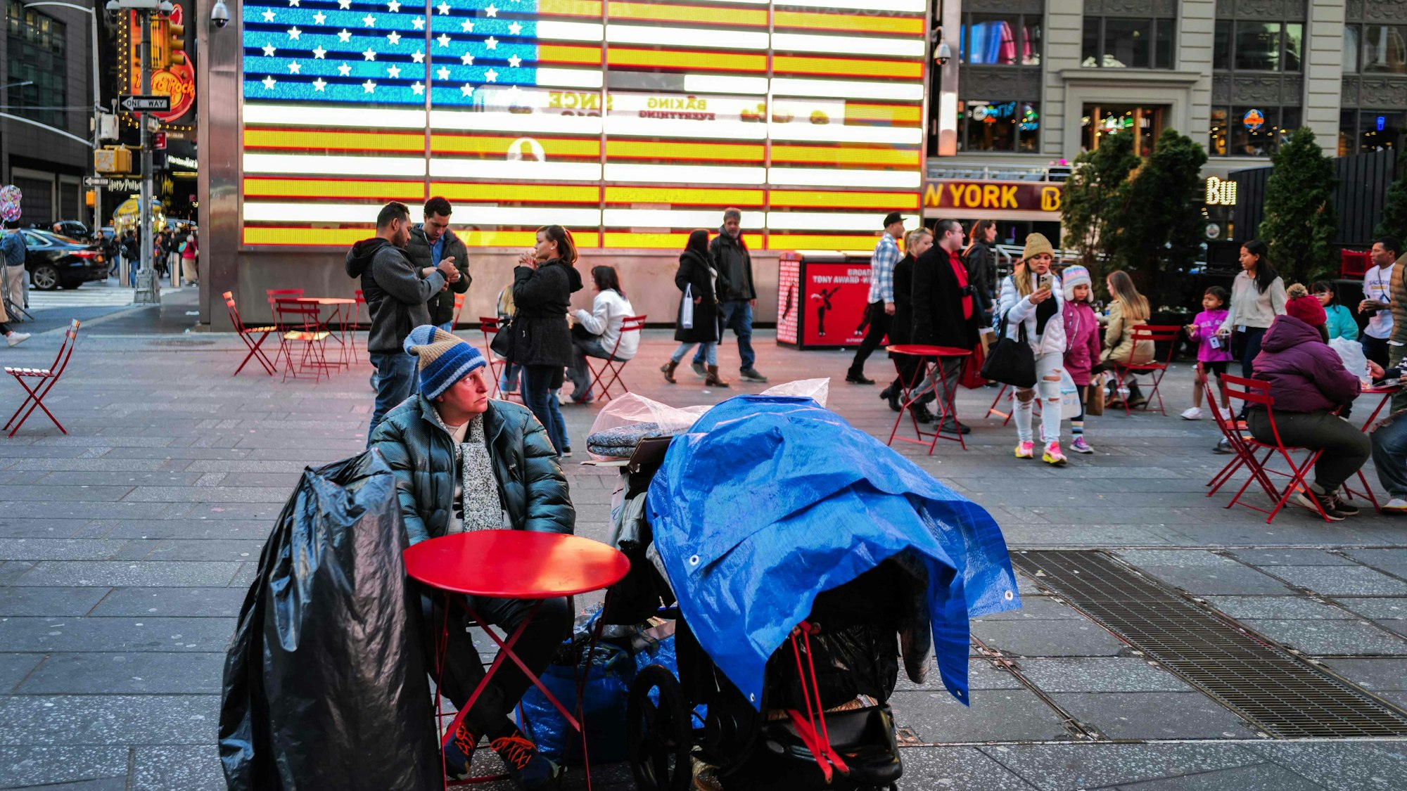 Ein Obdachloser am Times Square in Manhattan